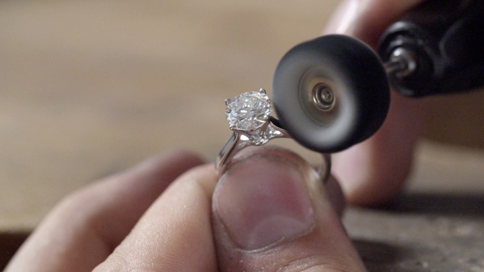 BESPOKE-DESIGN-polishing-the-diamond-ring-Galeries-du-Diamant-700x394.jpg -  Poggenpoel