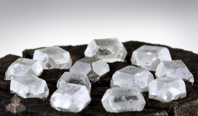 Laboratory diamonds grown by HPHT